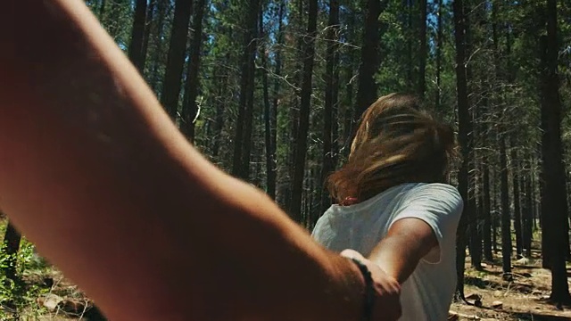 情侣穿过森林视频下载