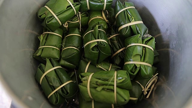 女人用手包塞满泰国甜点视频下载