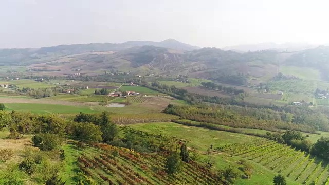 葡萄园在山上，意大利风景如画的自然，房子矗立在田野，山顶上的小镇视频下载