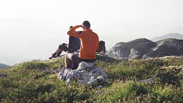 一群朋友在山顶上欣赏风景视频素材