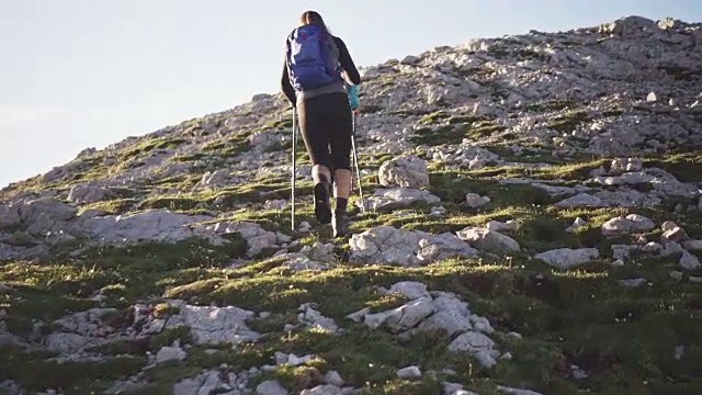 徒步攀登陡峭山坡的背包客视频素材