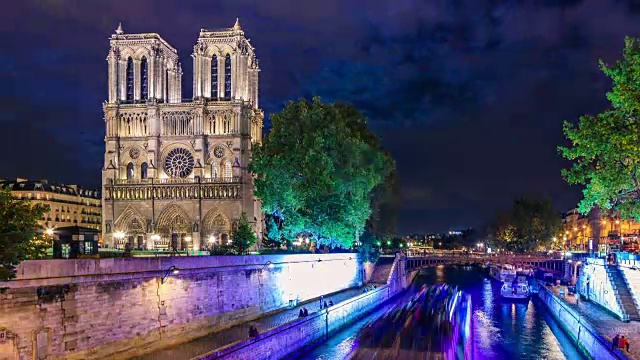 巴黎圣母院大教堂和塞纳河夜晚的时间流逝视频素材