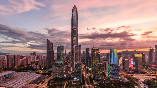 深圳现代建筑天际线从黄昏到夜晚的延时/中国深圳。视频下载