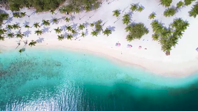 鸟瞰海浪和沙子与绿松石水域的加勒比礁。这是在委内瑞拉莫罗coy国家公园的Cayo Peraza拍摄的视频视频素材