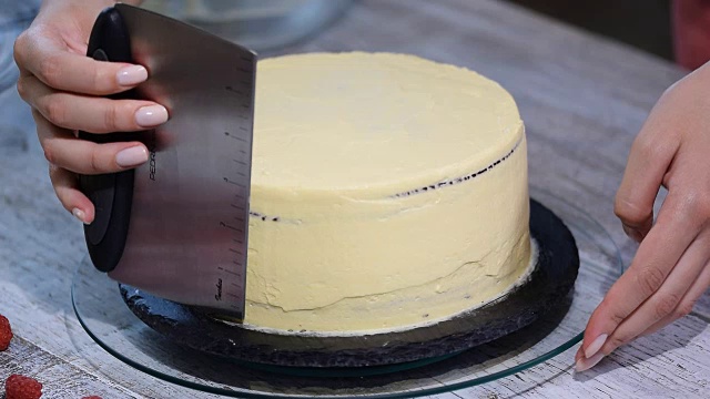 糕点师亲手做了一个蛋糕，用浆果装饰他。视频下载
