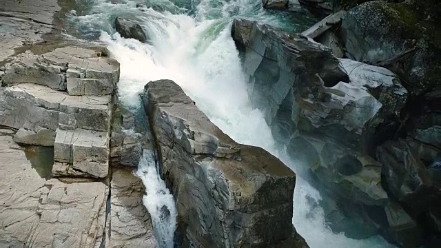 电影愤怒的岩石瀑布激流慢动作视频下载
