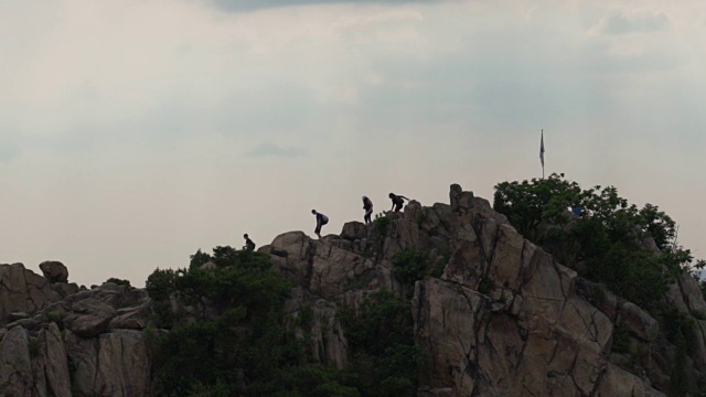 宽，徒步旅行者在陡峭的悬崖上视频下载
