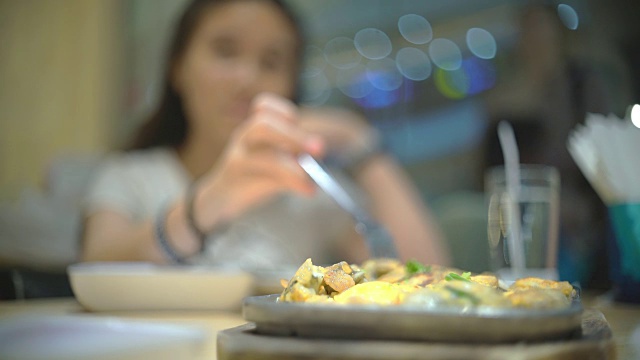 小女孩在餐厅吃美味视频素材