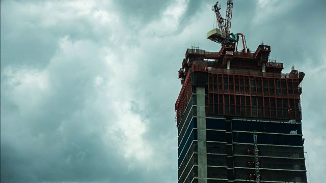 在泰国曼谷，正在施工的建筑以雨云为背景视频素材
