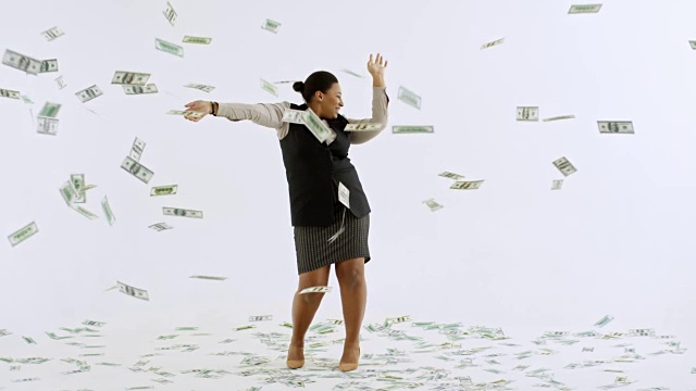金钱雨点落在成功的黑人女商人身上视频素材