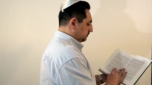 一个留着胡子的犹太人祈祷视频下载