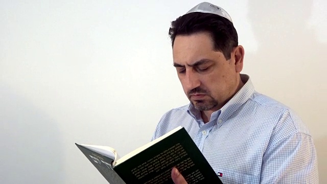 一个留着胡子的犹太人在祈祷视频下载