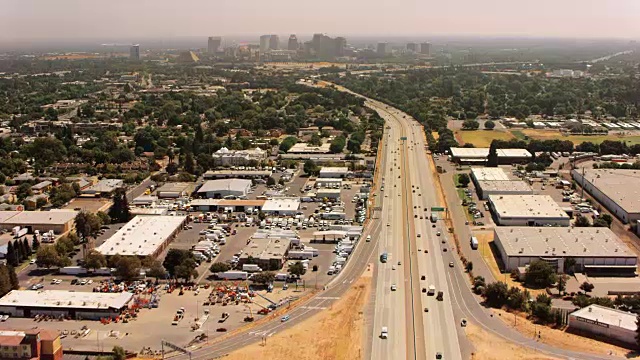穿越加州城市的空中高速公路视频素材