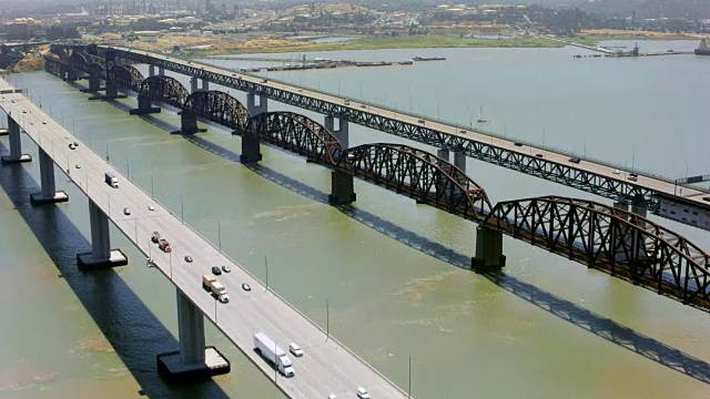 航空Benicia-Martinez大桥，位于加利福尼亚州的Suisun湾视频素材