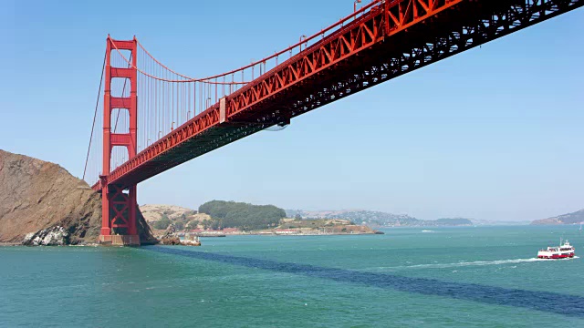 加州旧金山金门大桥下的天线视频素材
