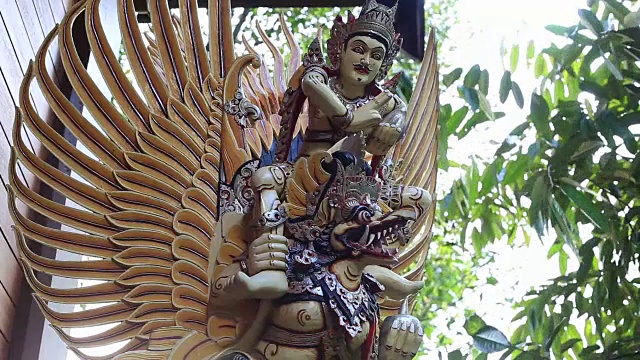 印度尼西亚乌布巴厘岛上的彩鸟神揭路达视频下载