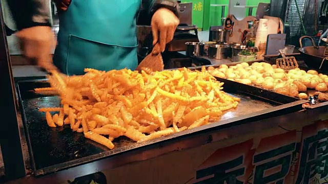 中国昆明当地夜市小吃街视频素材