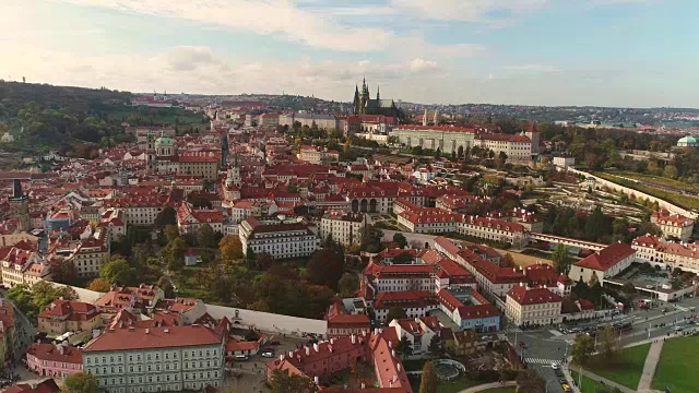 布拉格城堡的全景。从上面俯瞰布拉格的城市景观。布拉格老城广场视频下载
