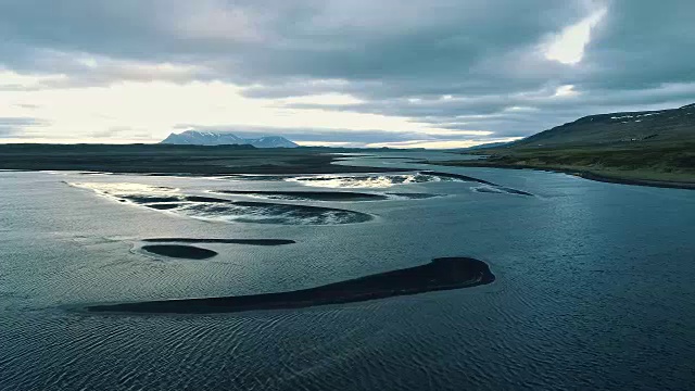 低潮时的冰岛海岸。鸟瞰图视频下载