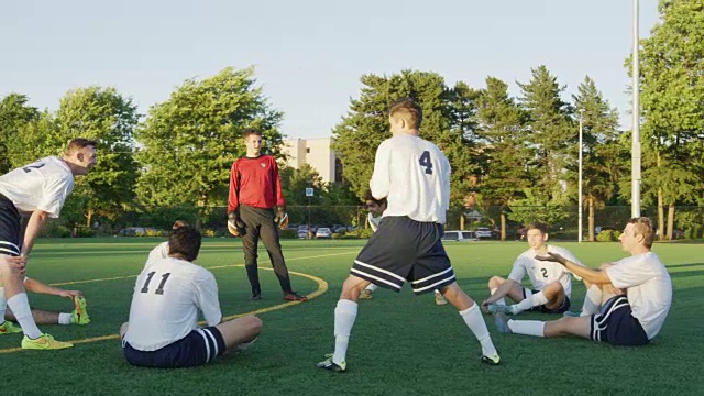 足球队在比赛前做伸展运动视频素材
