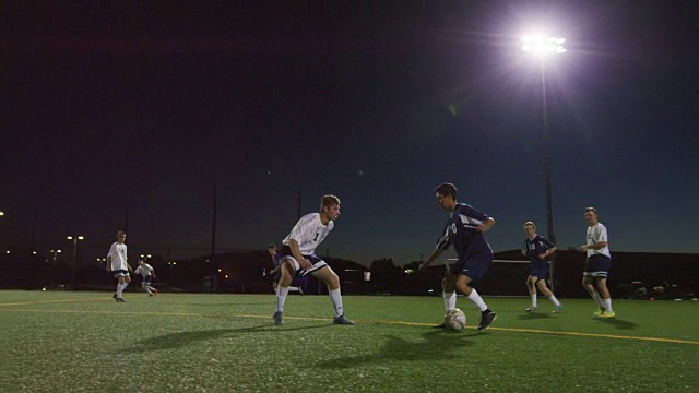 足球运动员从对方两腿之间踢球视频下载