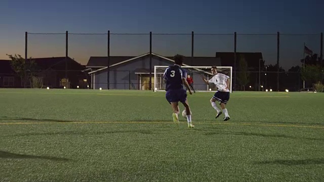 足球运动员带球越过防守队员得分视频下载