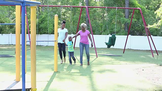 非裔美国男孩，母亲，祖母在操场上视频素材
