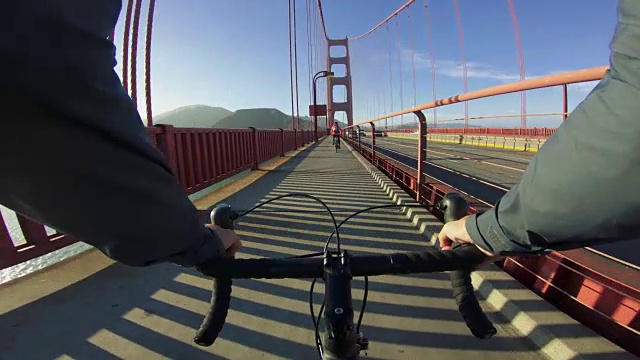 骑自行车:在旧金山金门大桥上视频下载