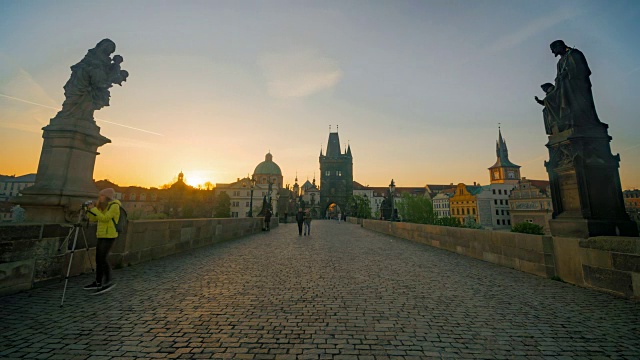 延时:日出在查尔斯桥布拉格老城塔河捷克共和国视频下载