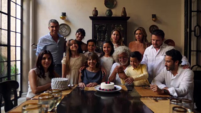 庆祝晚宴期间几代同堂的家庭聚集在餐厅的肖像视频下载