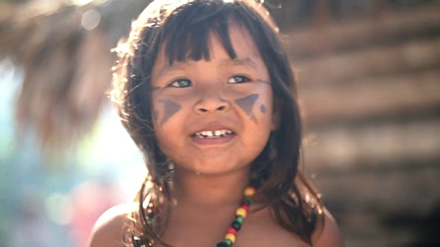 土著巴西儿童，图皮瓜拉尼族的肖像视频下载