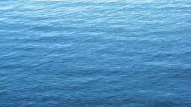 蓝色的水面上的波纹与光的反射。视频素材