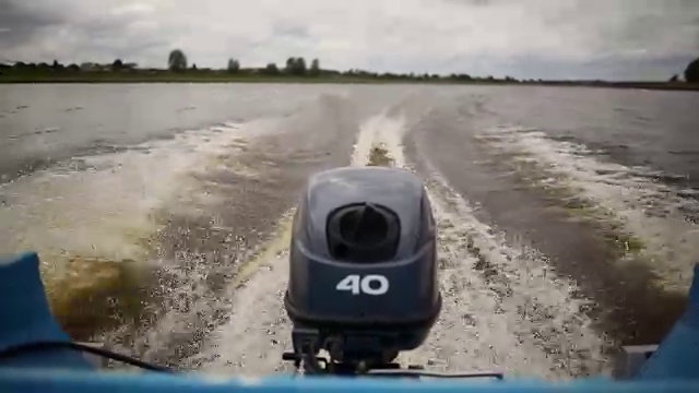 摩托艇沿河行驶视频下载