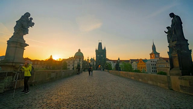 缩小时间推移:日出在查尔斯桥布拉格老城塔河捷克共和国视频下载