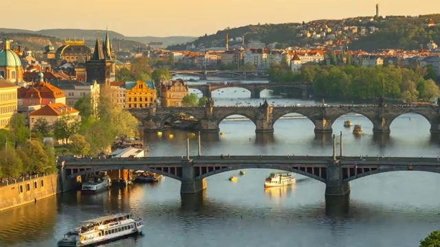 延时:伏尔塔瓦河上的空中桥梁，捷克共和国布拉格视频下载