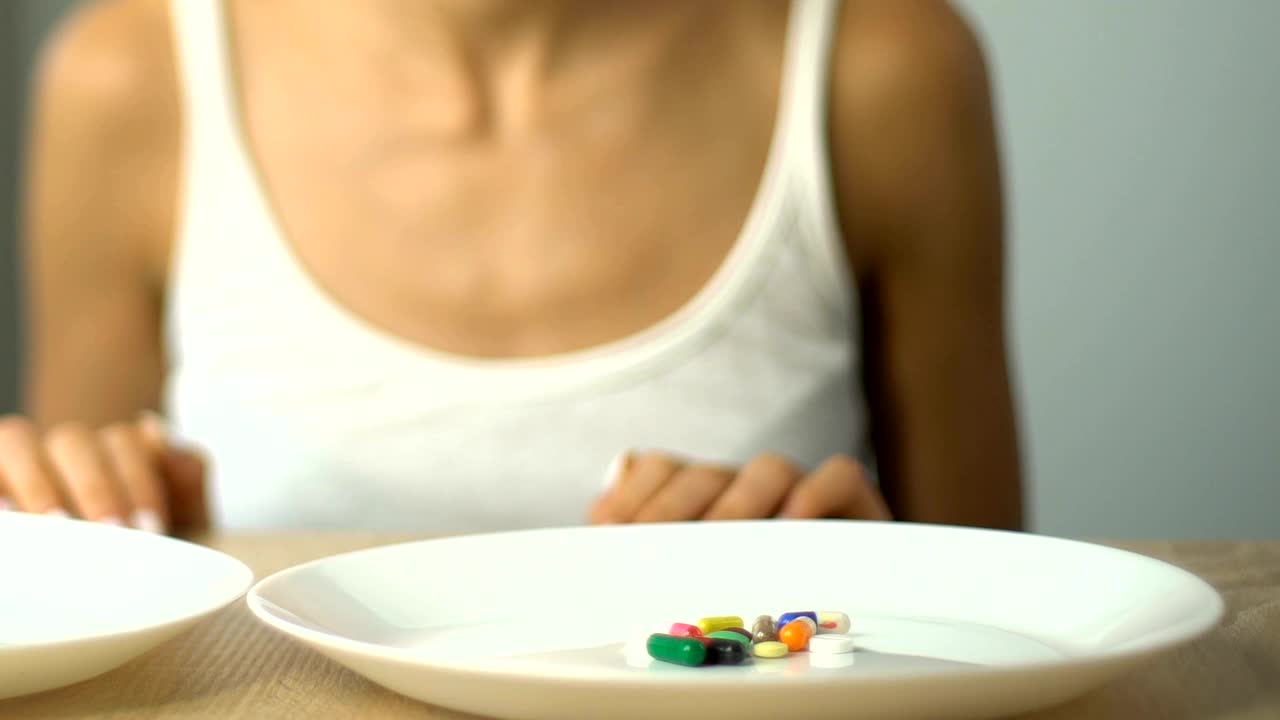 女孩决定吃蔬菜而不是药片，健康饮食vs减肥药视频下载