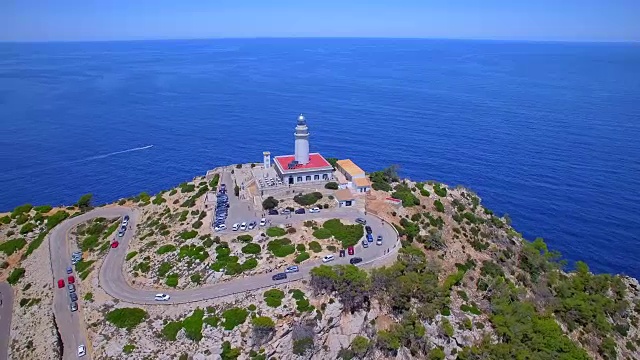 鸟瞰图德弗门托角-灯塔和著名的悬崖巴利阿里群岛马略卡/西班牙视频下载