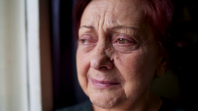 抑郁的老妇人在哭泣视频下载