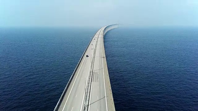 通过厄勒海峡大桥的交通鸟瞰图视频素材