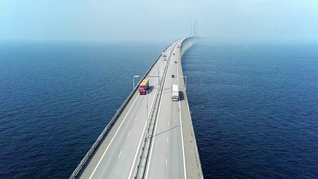 通过厄勒海峡大桥的交通鸟瞰图视频下载