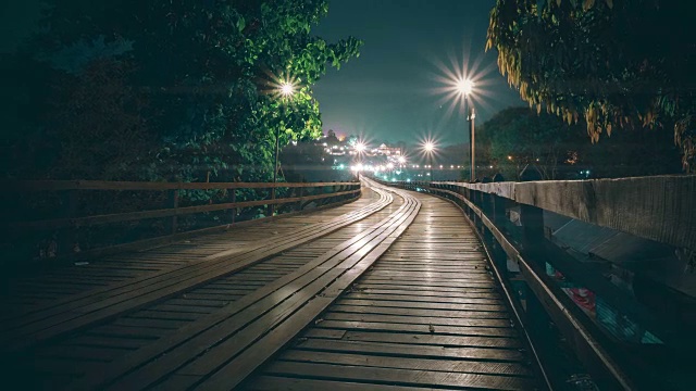 泰国北碧府Sangklaburi区河上的木桥(孟桥)。视频素材