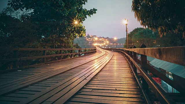 泰国北碧府Sangklaburi区河上的木桥(孟桥)。视频素材