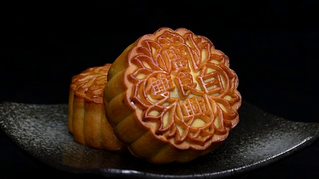 中秋節期間向朋友或家庭聚會提供月餅/月餅和中國茶/月餅上的漢字代表“重白”的英文視頻素材
