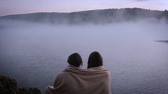 早上好!雾湖的美丽景色视频下载