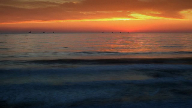 海洋日落-地平线上的石油钻井平台视频素材