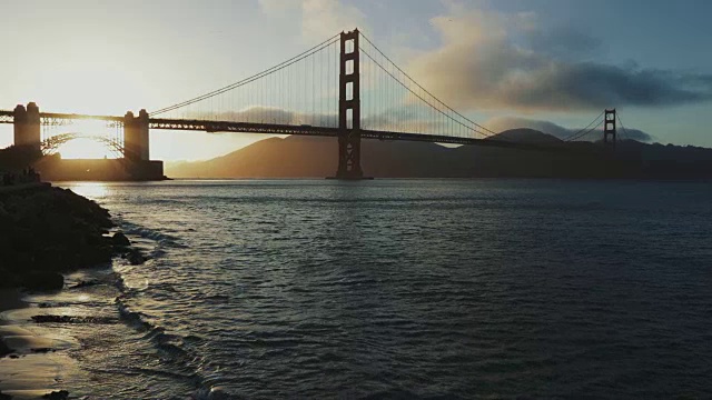 日落时的旧金山金门大桥视频素材