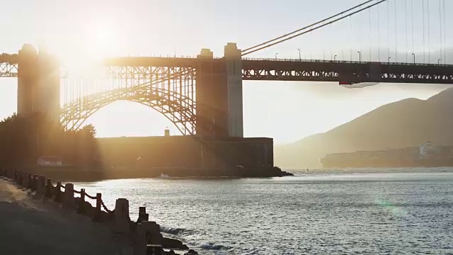 金门大桥下的货船视频素材