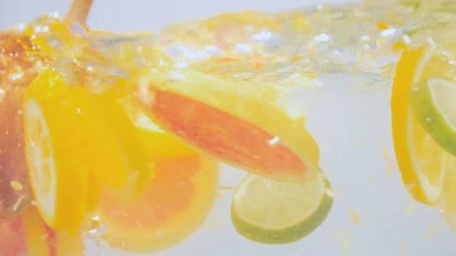 用酸橙、橙子和葡萄柚制成的天然鸡尾酒。视频下载