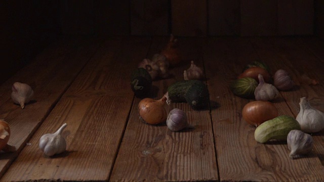 蔬菜落在木板上视频素材
