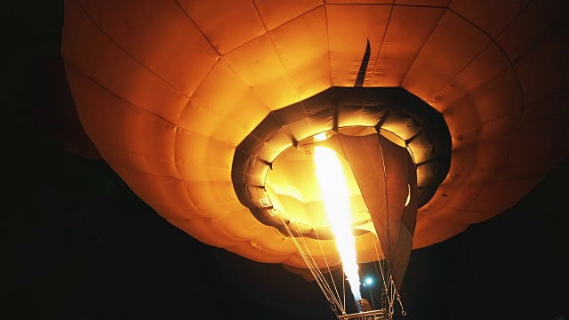 晚上的热气球。视频素材